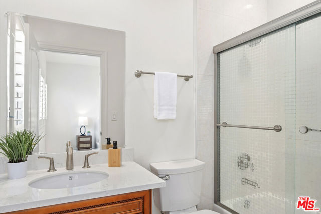 17400 Oak Creek Court, Encino CA: https://media.crmls.org/mediaz/f583a201-ff5a-45c1-af49-f4bdd9432e35.jpg
