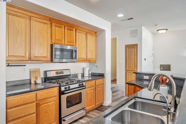 4222 Clarinbridge Cir, Dublin CA: https://media.crmls.org/mediaz/f5846fc0-ab42-4e82-a25a-a5430c55a63f.jpg