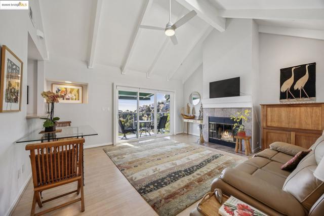 40 Spy Glass Hill, Oakland CA: https://media.crmls.org/mediaz/f584706f-3411-451d-a831-1cca933881ef.jpg