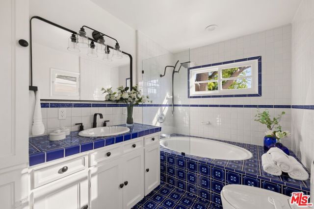 15016 Archwood Street photo 8
