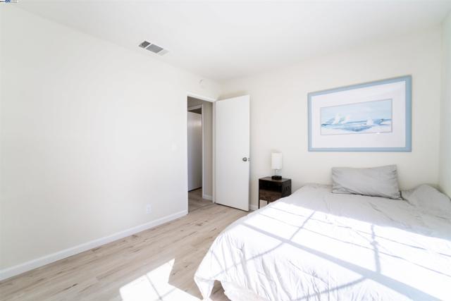Image 21 of 33 For 3767 Fairlands Dr