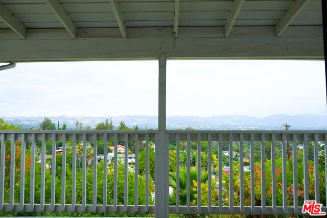 22224 Cass Avenue, Woodland Hills CA: https://media.crmls.org/mediaz/f586f3ef-6da9-40ec-a413-b7fd597c71bb.jpg
