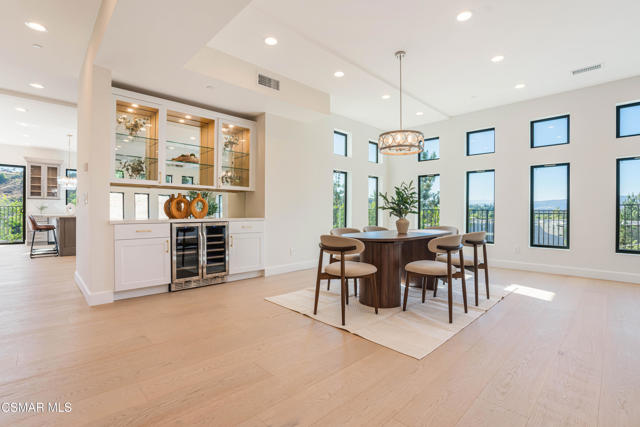 252 Capri Drive, Simi Valley CA: https://media.crmls.org/mediaz/f5875928-345f-4503-a0b8-8c554a756bf0.jpg