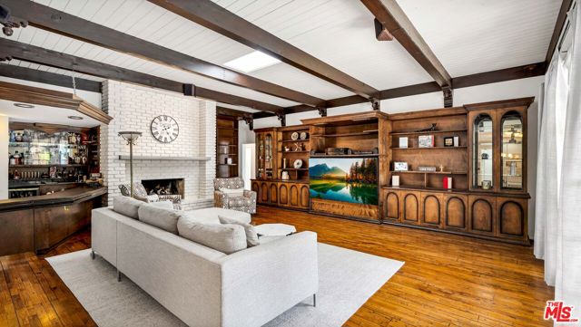 4559 Morella Avenue, Valley Village CA: https://media.crmls.org/mediaz/f5884454-984c-4652-a9d9-7adebbecb286.jpg