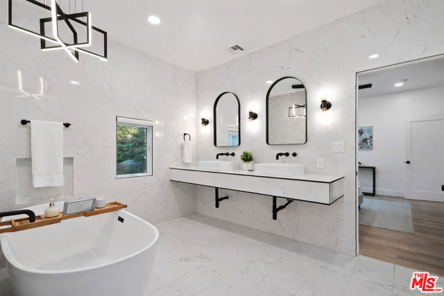 5439 Gentry Avenue, Valley Village CA: https://media.crmls.org/mediaz/f588ebd2-5b7f-4e8c-8059-06befd8680b5.jpg