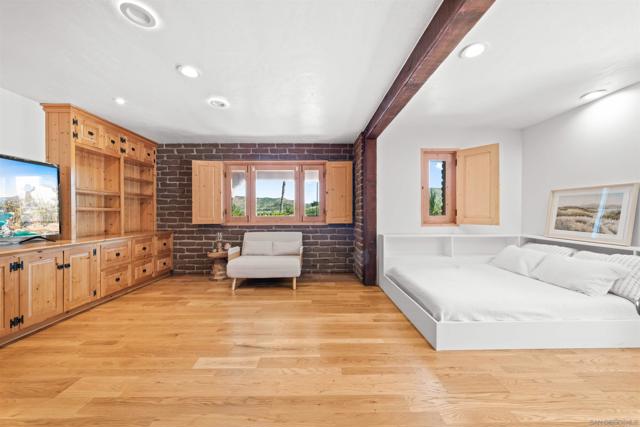 Image 52 of 75 For 1951 Cloverdale Rd