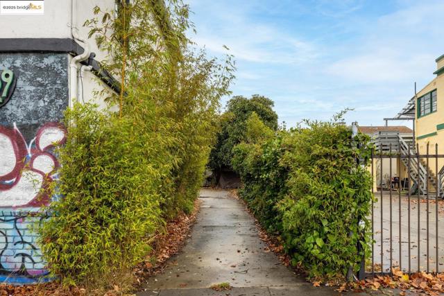 2331 San Pablo Ave, Berkeley CA: https://media.crmls.org/mediaz/f5891361-4c7c-435c-aa1f-f0a0f3e3097b.jpg