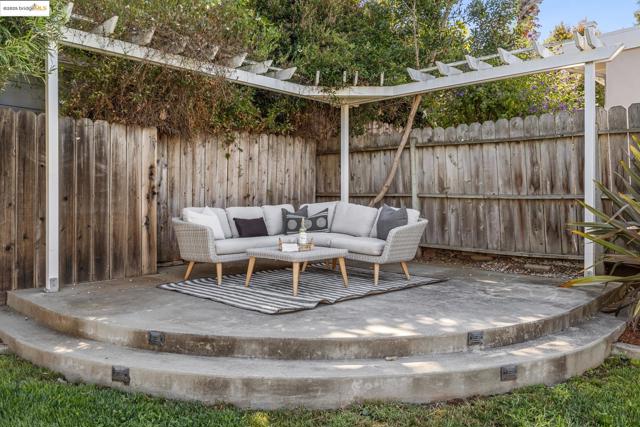 4701 Kaphan Ave, Oakland CA: https://media.crmls.org/mediaz/f58a894b-87ff-48f0-bde9-f7a2ae5120db.jpg