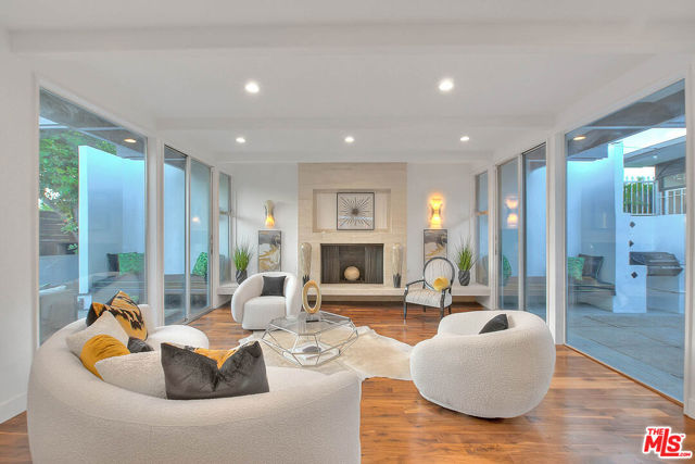 3804 Duray Place, Los Angeles CA: https://media.crmls.org/mediaz/f58ab22e-900e-44f0-a458-2dc5512023e3.jpg