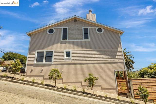 539 Golden Gate Ave, Richmond CA: https://media.crmls.org/mediaz/f58b4871-7815-4dd8-acb3-3ab81d4e4ab7.jpg