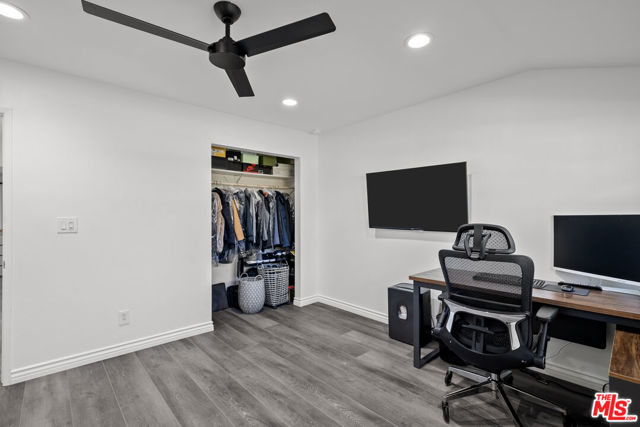 18352 Donmetz Street, Porter Ranch CA: https://media.crmls.org/mediaz/f58ca5d5-37e7-4dce-b20c-6f27f01f466c.jpg
