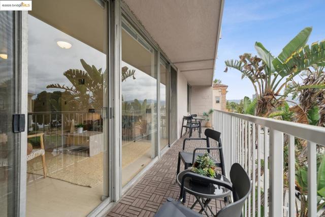 1425 Lakeside DR, Oakland CA: https://media.crmls.org/mediaz/f58d5906-13b8-49d4-ba2d-92d01b03228e.jpg