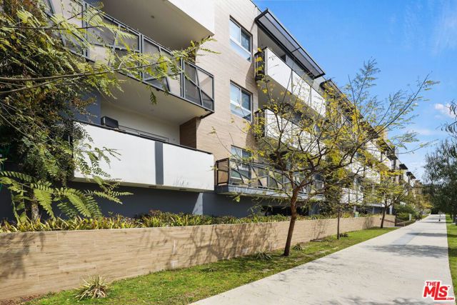 518 N Gramercy Place, Los Angeles CA: https://media.crmls.org/mediaz/f58dad86-aec7-46cb-a510-047d127be155.jpg