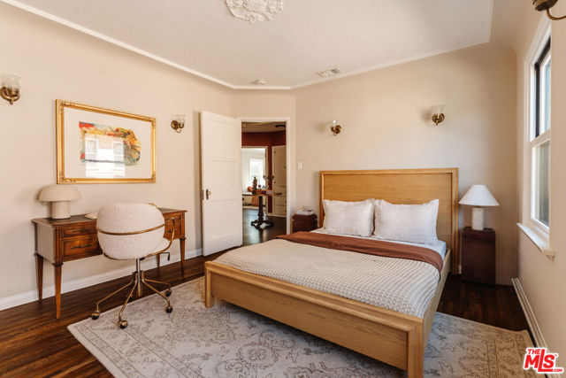 3975 Sutro Avenue, Los Angeles CA: https://media.crmls.org/mediaz/f58daf26-3db7-445b-bc0b-036516993659.jpg