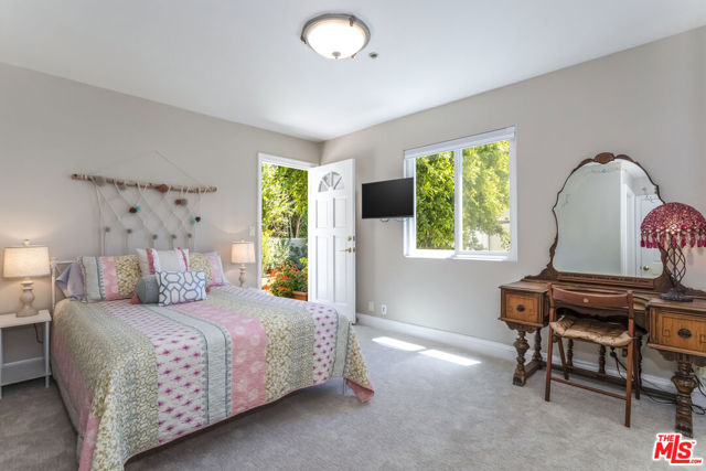 3943 Avenida Del Sol, Studio City CA: https://media.crmls.org/mediaz/f58ea954-1879-4567-9c68-fd9ffbaa4f9e.jpg