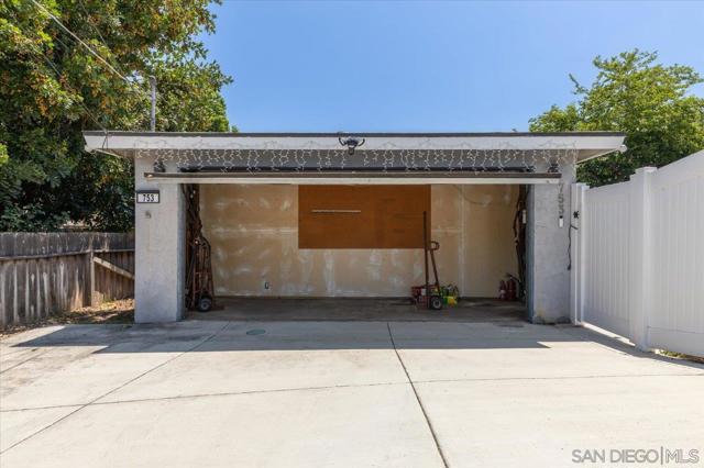 753 La Presa Ave, Spring Valley CA: https://media.crmls.org/mediaz/f58eaaa7-3799-4aa2-a05a-2ed95b86157c.jpg