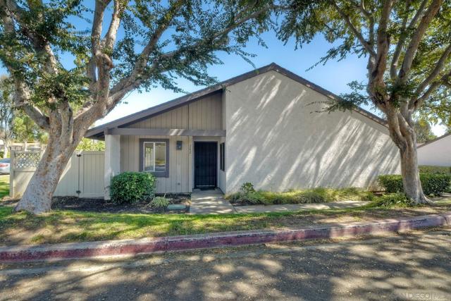 242 Eveningside Gln, Escondido CA: https://media.crmls.org/mediaz/f5900755-3177-4bc5-9217-b70be961235a.jpg