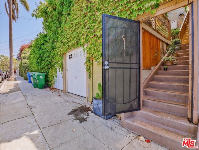 1016 Laguna Avenue, Los Angeles CA: https://media.crmls.org/mediaz/f590ac1f-cba0-4e1d-9b71-631e841337cb.jpg