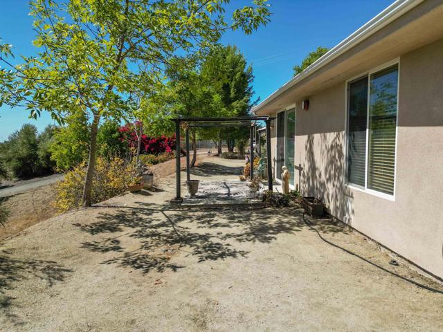 40487 Rock Mountain Drive, Fallbrook CA: https://media.crmls.org/mediaz/f590b125-3433-4da3-9bb8-818afba4ff3a.jpg