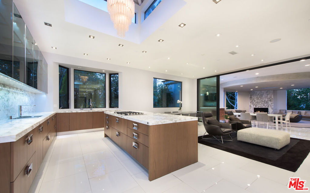 900 N HILLCREST Road