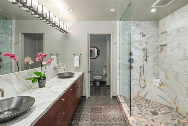 700 Front St, San Diego CA: https://media.crmls.org/mediaz/f59166d2-518f-4522-a6c4-bc2586ab2129.jpg