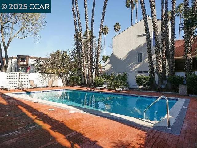 2200 Laguna Cir, Concord CA: https://media.crmls.org/mediaz/f5916c9a-af81-400c-abf0-1cb00cdb3cc6.jpg