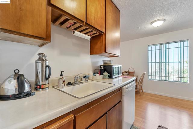 567 Oakland Ave, Oakland, California 94611, 1 Bedroom Bedrooms, ,1 BathroomBathrooms,Condominium,For Sale,Oakland Ave,41083171