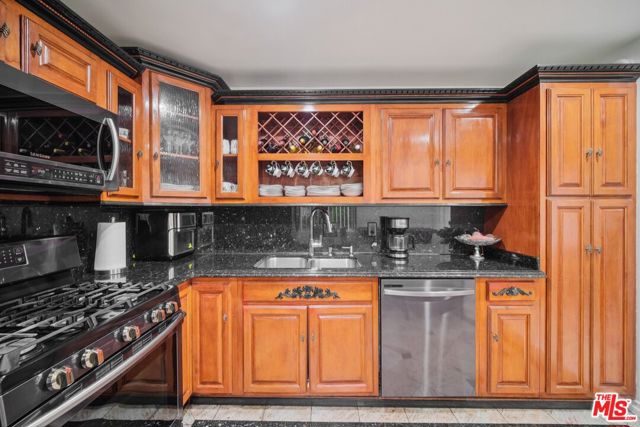 9520 Via Tivoli, Burbank CA: https://media.crmls.org/mediaz/f59352bb-9a8d-4381-a2f7-e7b6ba379d1e.jpg