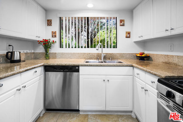 11911 Magnolia Boulevard, Valley Village CA: https://media.crmls.org/mediaz/f59390f0-da47-4f5d-8682-8105c4327bc5.jpg