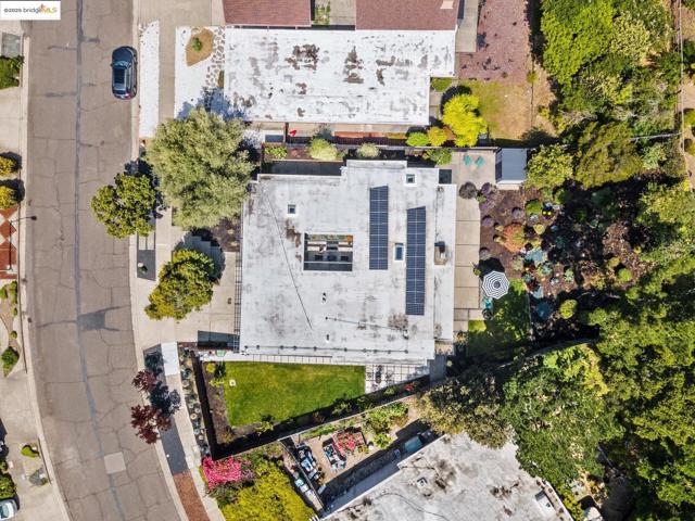 8156 Coach Dr, Oakland CA: https://media.crmls.org/mediaz/f5945faf-42ba-4968-a9cb-f657b41665f6.jpg
