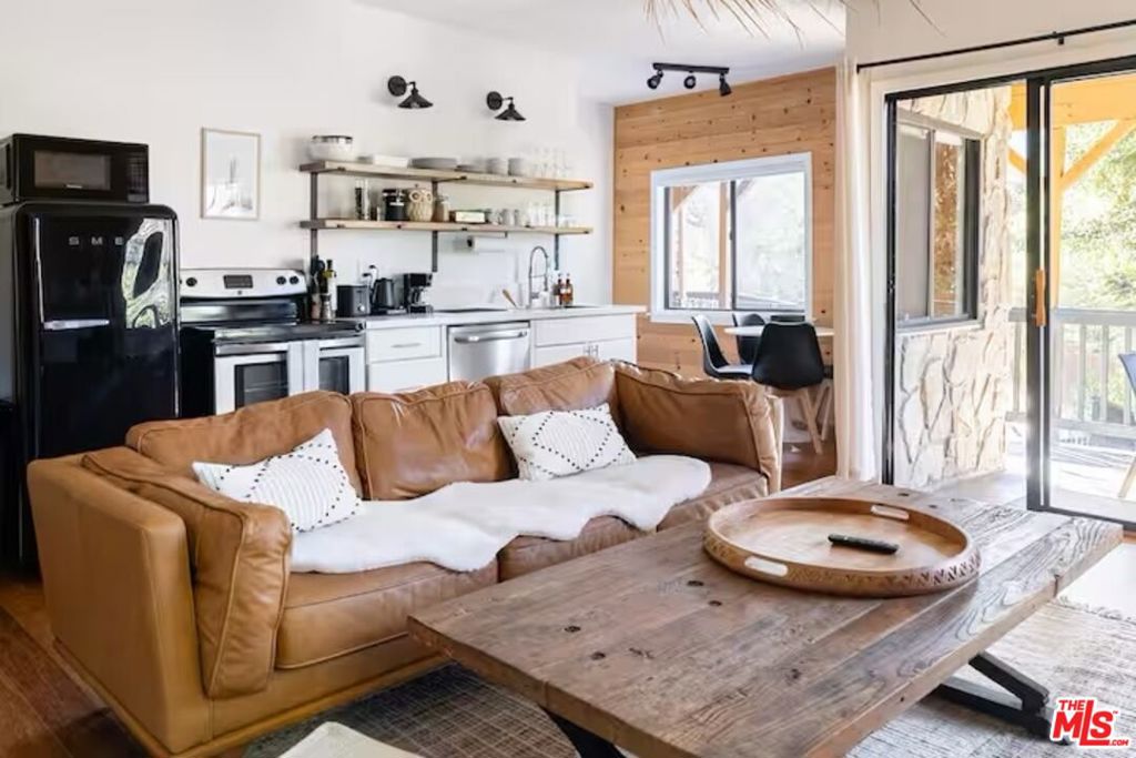 https://media.crmls.org/mediaz/f5950ab8-56c5-46b5-9a7a-b986445bd083.jpg?preset=X-Large