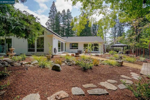 24 Ray Ct, Alamo CA: https://media.crmls.org/mediaz/f5954ced-5953-4457-89fd-1571539edda0.jpg