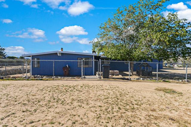 7517 Alaba Avenue, Yucca Valley CA: https://media.crmls.org/mediaz/f5958f8e-70a8-48a9-a2e9-b98d6e84e6d6.jpg