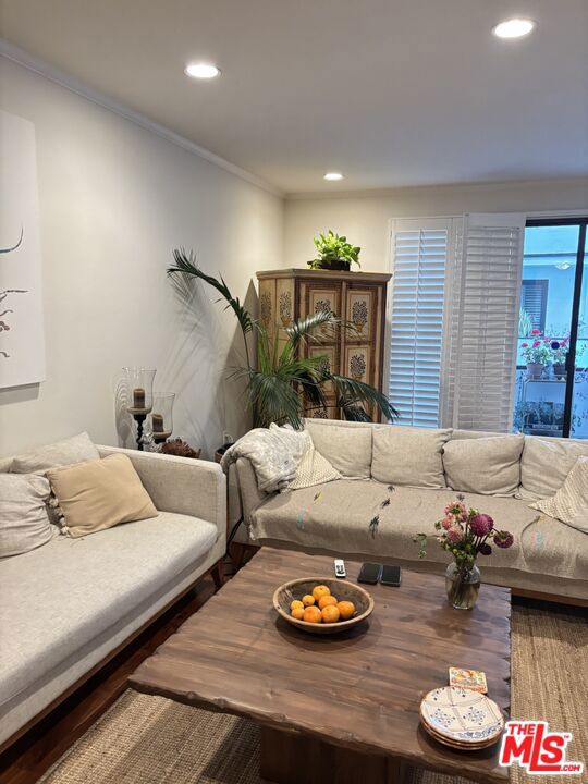 8568 Burton Way, Los Angeles CA: https://media.crmls.org/mediaz/f596006b-f278-4aec-9386-ffef096a99e6.jpg