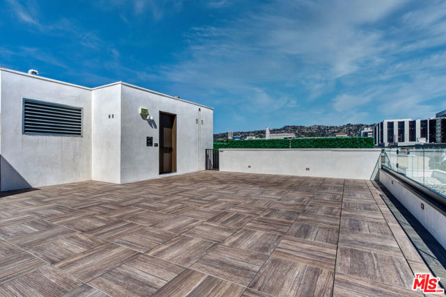 411 S Hamel Road, Los Angeles CA: https://media.crmls.org/mediaz/f5967e27-a136-4d1f-aa9d-f40da288cf7e.jpg
