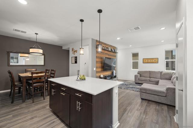 5506 Sandcliff Ln, San Diego CA: https://media.crmls.org/mediaz/f5979404-a2a2-48d7-9aaf-36b63937cea5.jpg