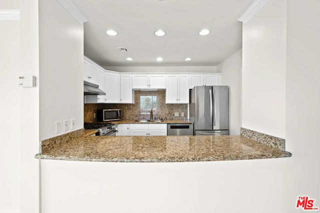 101 California Avenue, Santa Monica CA: https://media.crmls.org/mediaz/f599a460-f800-4496-aa69-56e0da26cf49.jpg