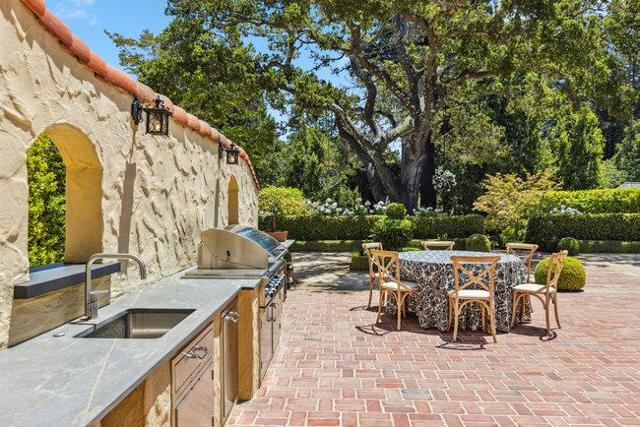 2307 Easton Drive, Burlingame CA: https://media.crmls.org/mediaz/f59afda6-9480-465a-9049-789d36bc16be.jpg