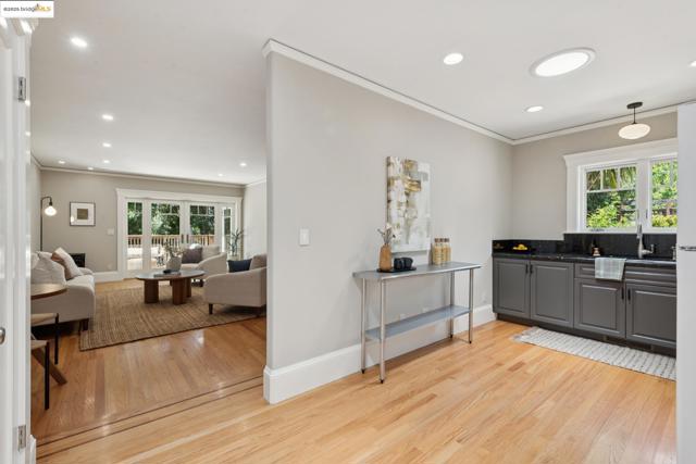 2181 Andrews St, Oakland CA: https://media.crmls.org/mediaz/f59b0476-2568-423c-807c-32f50a083af5.jpg