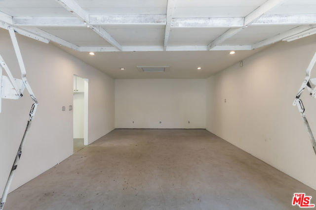 7225 Forbes Avenue, Lake Balboa CA: https://media.crmls.org/mediaz/f59b178d-747b-44e4-b7cb-a4cdb5e2a260.jpg