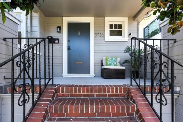 3936 Midvale Ave, Oakland CA: https://media.crmls.org/mediaz/f59cffbd-545f-4b2c-8618-2c461fe90e6c.jpg