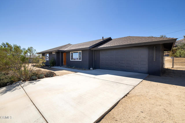 60815 Natoma Trail, Joshua Tree CA: https://media.crmls.org/mediaz/f59d0121-3ef6-4d55-8383-c6e25bb8757f.jpg