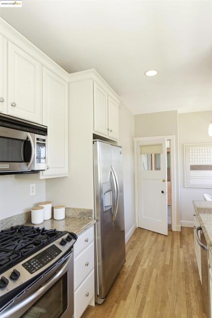 3945 Randolph Ave, Oakland CA: https://media.crmls.org/mediaz/f59d1c28-d176-406c-bcd1-d0347f1cce6f.jpg