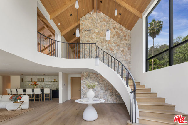 12309 Viewcrest Road, Studio City CA: https://media.crmls.org/mediaz/f59e3dd0-f58f-4465-9998-c011c382b31a.jpg