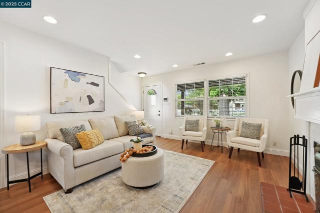 1364 Cobblestone Ct, Concord CA: https://media.crmls.org/mediaz/f59e4183-118e-424e-a638-4127e429c79d.jpg