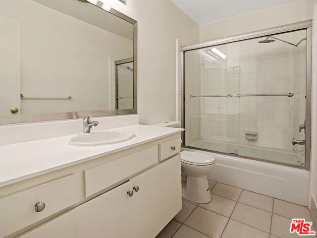 440 Raymond Avenue, Santa Monica CA: https://media.crmls.org/mediaz/f59f0335-d17b-4716-b2d8-d08186d00010.jpg