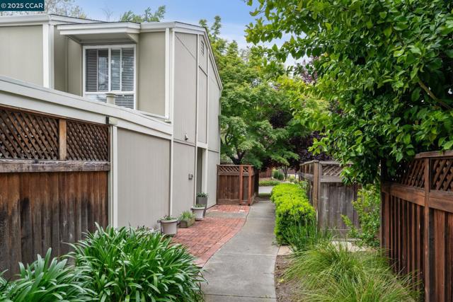 136 Garden Creek Pl, Danville CA: https://media.crmls.org/mediaz/f5a1b12c-f293-436d-ae5c-ab7ac25daa28.jpg