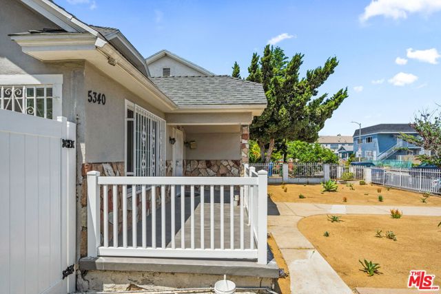 5342 Lemon Grove Avenue, Los Angeles CA: https://media.crmls.org/mediaz/f5a2c548-3d11-43b5-827b-6f72577e8711.jpg