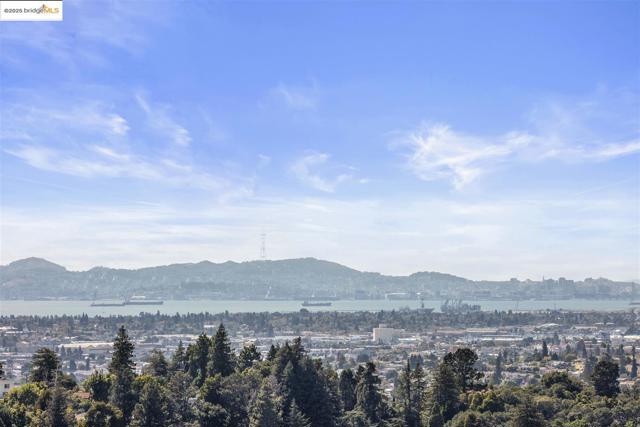 6757 Skyview Dr, Oakland CA: https://media.crmls.org/mediaz/f5a4c30a-ec15-4b95-b000-e058988d74e3.jpg