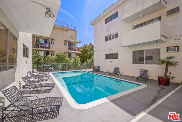 960 Larrabee Street, West Hollywood CA: https://media.crmls.org/mediaz/f5a4d35e-0436-45fb-b69a-6a882484ba2a.jpg